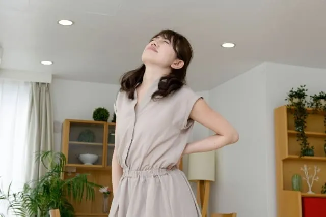 腰痛と足の痛みは関係してる？つらい症状の原因を解説